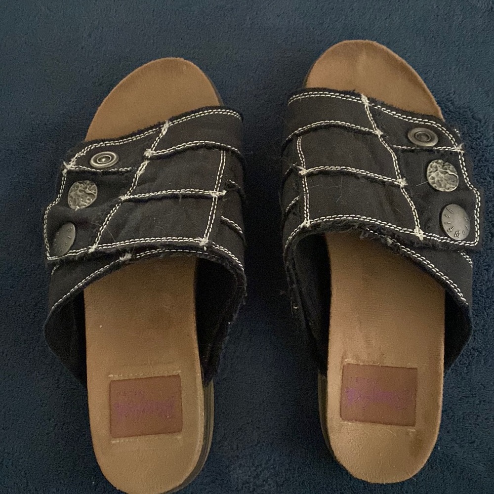 Very comfortable size 7. Canvas